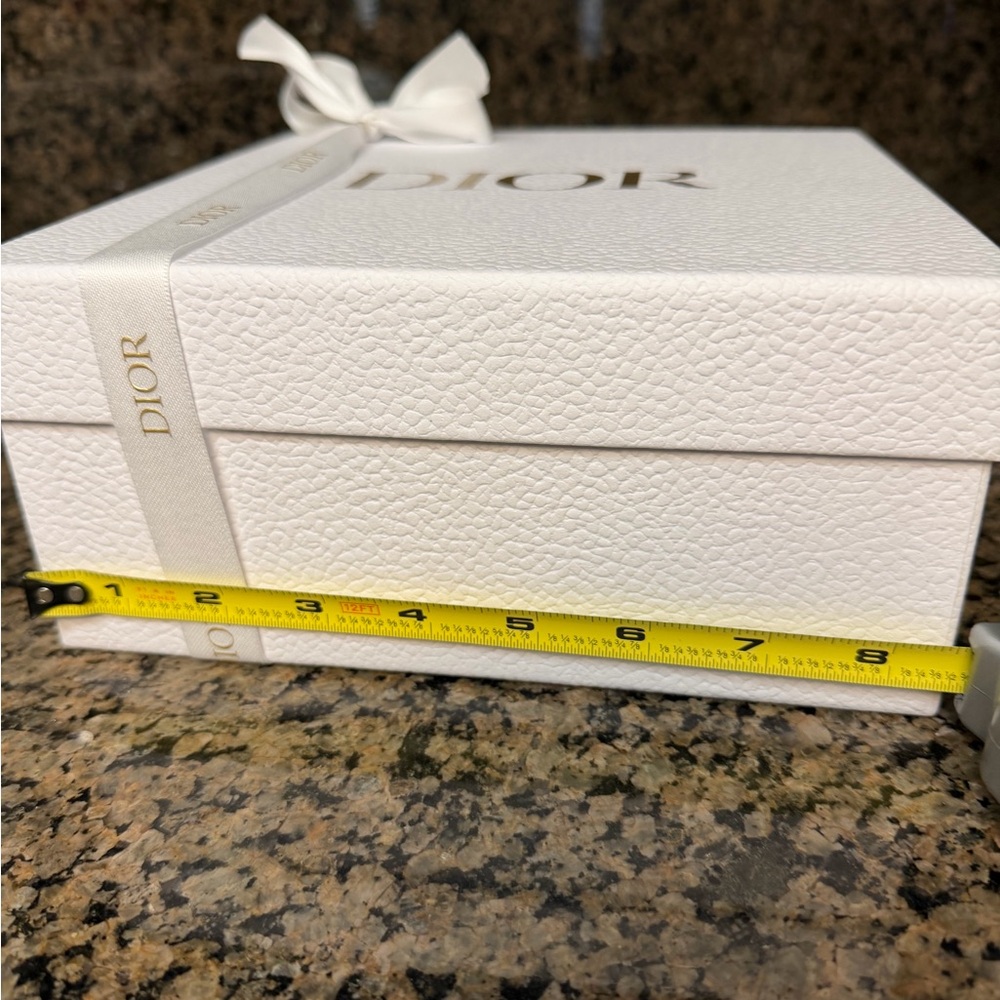 ‼️SOLD‼️ Dior White Box with Gold Lettering - Picture 5 of 6